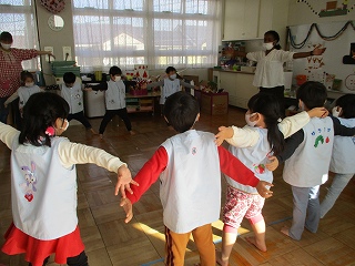 ２学期 誕生会 ９月４日 ８月生まれのお友達の誕生会です 暑い暑い夏にお母さんが頑張って産んでくれたんだよ 司会と出し物は先生たちです ランランマゼランペンギン のダンス 可愛かったでしょ 交通指導日 ９月１６日 今日は 年中組の指導